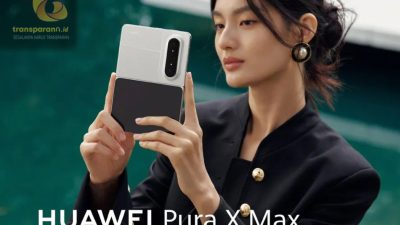 Seorang model wanita memegang smartphone lipat Huawei Pura X Max warna putih dengan modul kamera lonjong dan branding XMAGE.