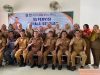 Foto grup besar guru-guru SMPN 19 OKU seragam PNS cokelat duduk dan berdiri di depan spanduk supervisi. Dua pria utama duduk di tengah depan. Beberapa guru membuat isyarat tangan OK.