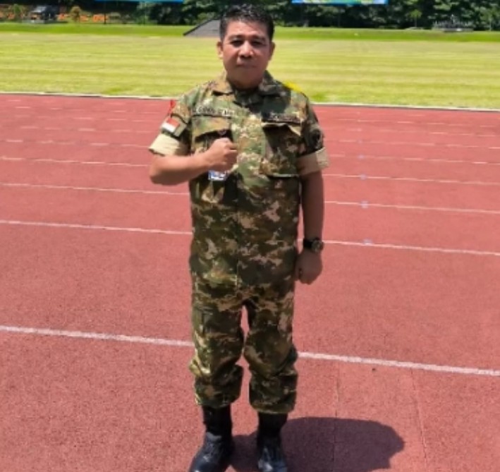 H. Sahril Elmi mengenakan seragam loreng TNI berdiri tegak di lintasan lari Akademi Militer Magelang untuk kegiatan KPPD.