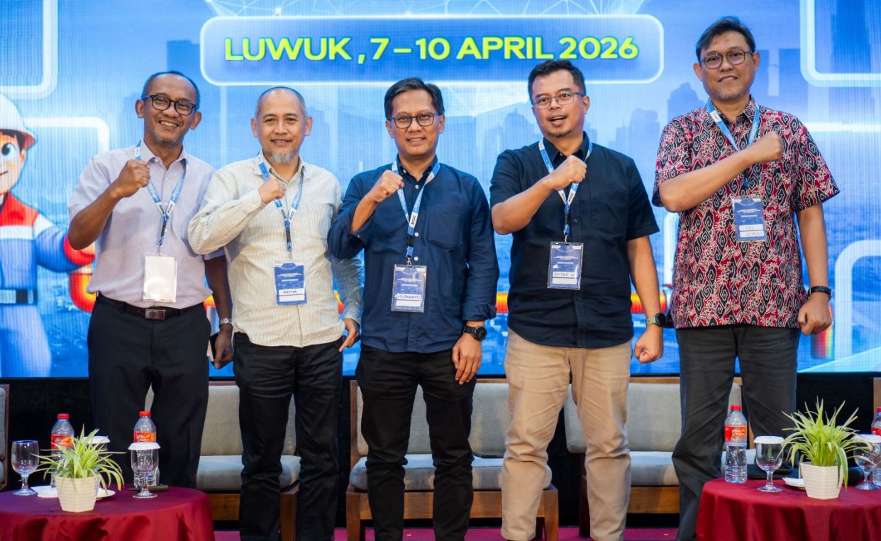 Lima pimpinan Pertamina EP Zona 4 berpose mengepalkan tangan di Luwuk.