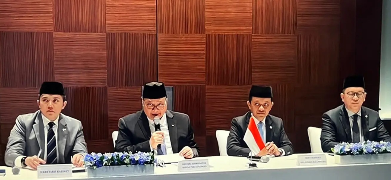 Menko Perekonomian Airlangga Hartarto bersama jajaran menteri mengumumkan kebijakan WFH pemerintah untuk ASN dan pekerja swasta.

