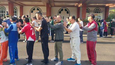 Bupati OKU Teddy Meilwansyah dan ASN Pemkab OKU melakukan gerakan senam bersama dengan ekspresi bahagia.