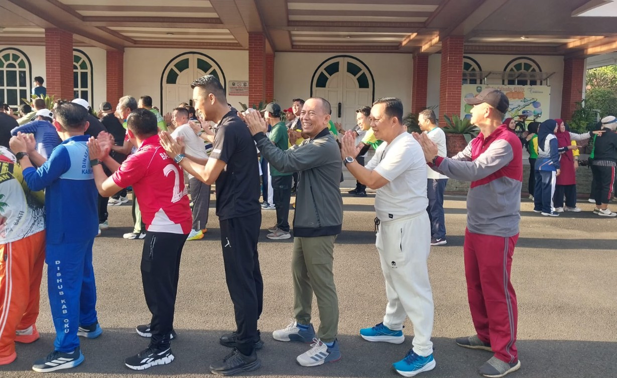 Bupati OKU Teddy Meilwansyah dan ASN Pemkab OKU melakukan gerakan senam bersama dengan ekspresi bahagia.