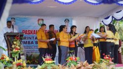 Kelompok paduan suara bernyanyi dalam perayaan Paskah Bersama Pemerintah Kabupaten Sumba Barat Daya di Wanno Kadaghu.