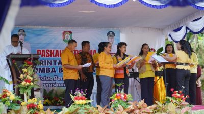 Kelompok paduan suara bernyanyi dalam perayaan Paskah Bersama Pemerintah Kabupaten Sumba Barat Daya di Wanno Kadaghu.