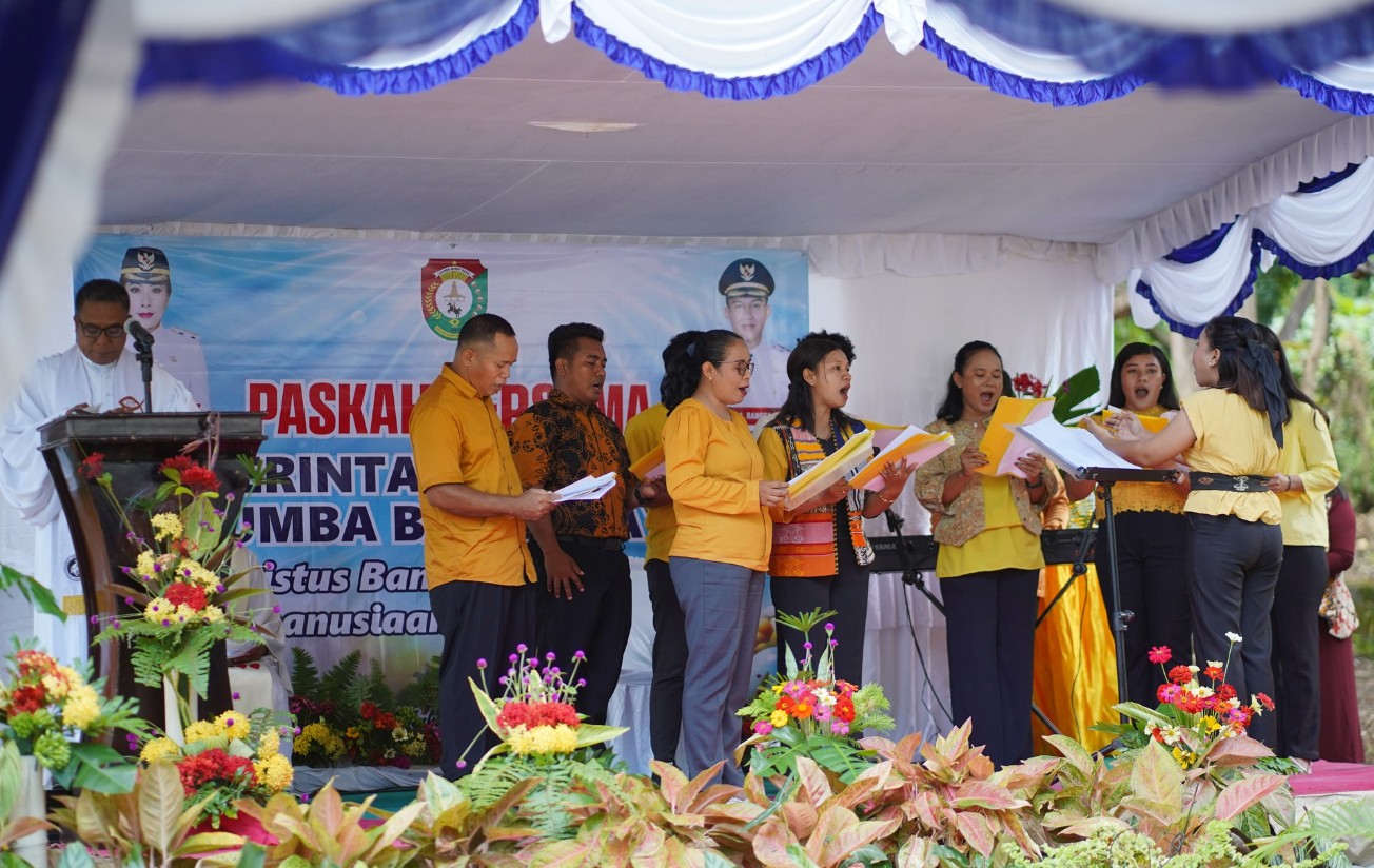 Kelompok paduan suara bernyanyi dalam perayaan Paskah Bersama Pemerintah Kabupaten Sumba Barat Daya di Wanno Kadaghu.