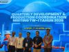 Delegasi PEP Zona 4 berfoto di depan layar utama Quarterly Development Meeting 2026.