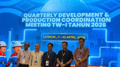 Delegasi PEP Zona 4 berfoto di depan layar utama Quarterly Development Meeting 2026.