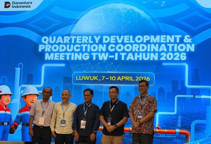 Delegasi PEP Zona 4 berfoto di depan layar utama Quarterly Development Meeting 2026.