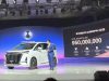 Mobil MPV listrik premium BYD Denza D9 berwarna putih dipamerkan di atas panggung peluncuran dengan latar layar LED menampilkan harga Rp950 juta.