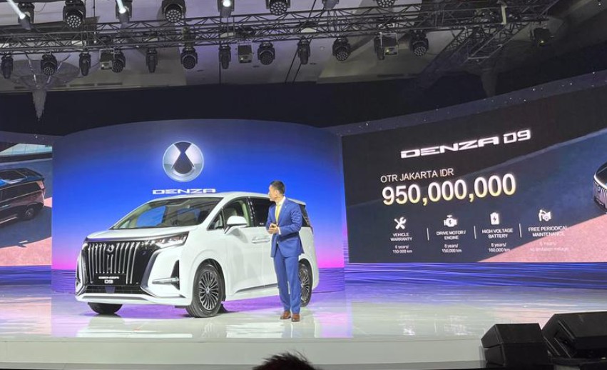 Mobil MPV listrik premium BYD Denza D9 berwarna putih dipamerkan di atas panggung peluncuran dengan latar layar LED menampilkan harga Rp950 juta.