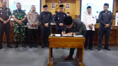 Ketua DPRD OKU H. Sahril Elmi menandatangani dokumen pengesahan Prolegda 2026 disaksikan pejabat Forkopimda.