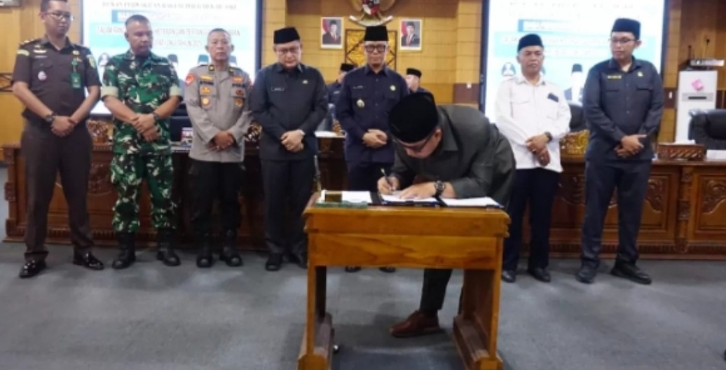 Ketua DPRD OKU H. Sahril Elmi menandatangani dokumen pengesahan Prolegda 2026 disaksikan pejabat Forkopimda.