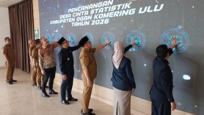 Jajaran pimpinan Pemkab OKU dan BPS menyentuh layar digital untuk meresmikan program Desa Cinta Statistik 2026.