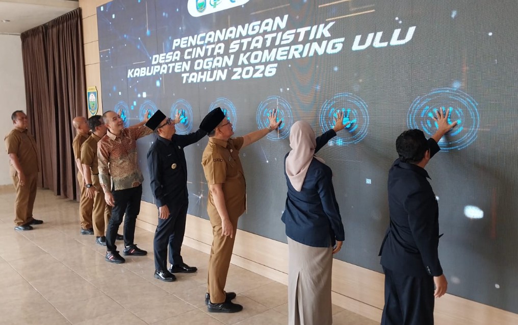 Jajaran pimpinan Pemkab OKU dan BPS menyentuh layar digital untuk meresmikan program Desa Cinta Statistik 2026.
