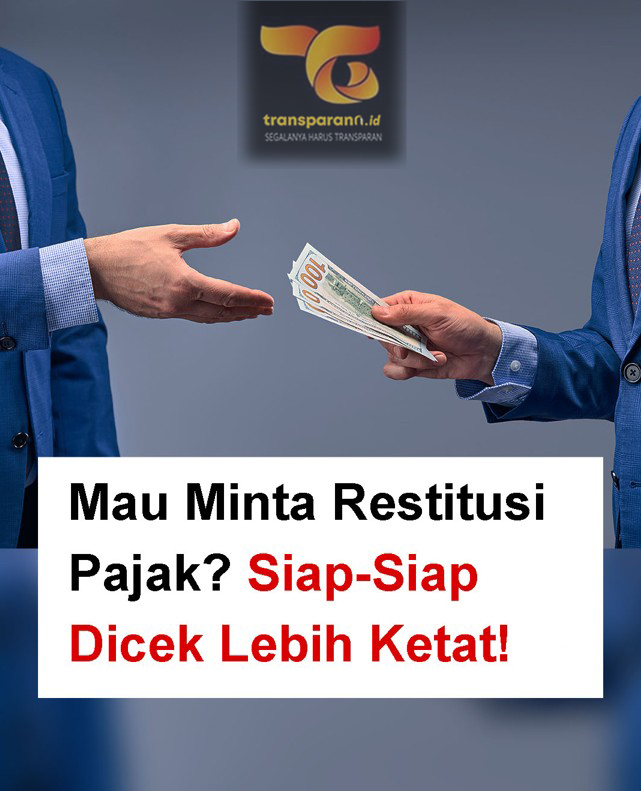 Sebuah meme or infografis dengan latar belakang abu-abu studio. Di sudut kiri atas terdapat logo abstrak oranye-emas dengan teks 'transparann.id' dan 'SEGALANYA HARUS TRANSPARAN'. Di bagian tengah, dua pasang tangan pria bersetelan jas biru saling berhadapan. Tangan pria di sisi kanan memegang tumpukan uang kertas seratus dolar AS. Tangan pria di sisi kiri terulur untuk menerima atau sebagai pihak pembayar. Di bagian bawah terdapat kotak putih besar dengan teks hitam 'Mau Minta Restitusi Pajak?' dan teks merah tebal di bawahnya 'Siap-Siap Dicek Lebih Ketat!'