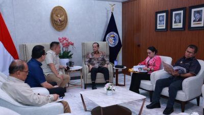 Bupati SBD Ratu Wula berdiskusi dengan Menteri Transmigrasi terkait percepatan pembangunan Rumah Translok.