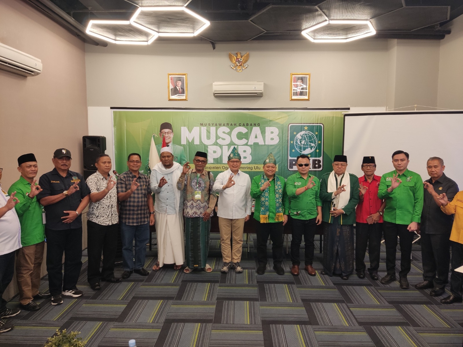 Peserta dan tamu undangan berdiri khidmat saat pembukaan Muscab PKB OKU.

