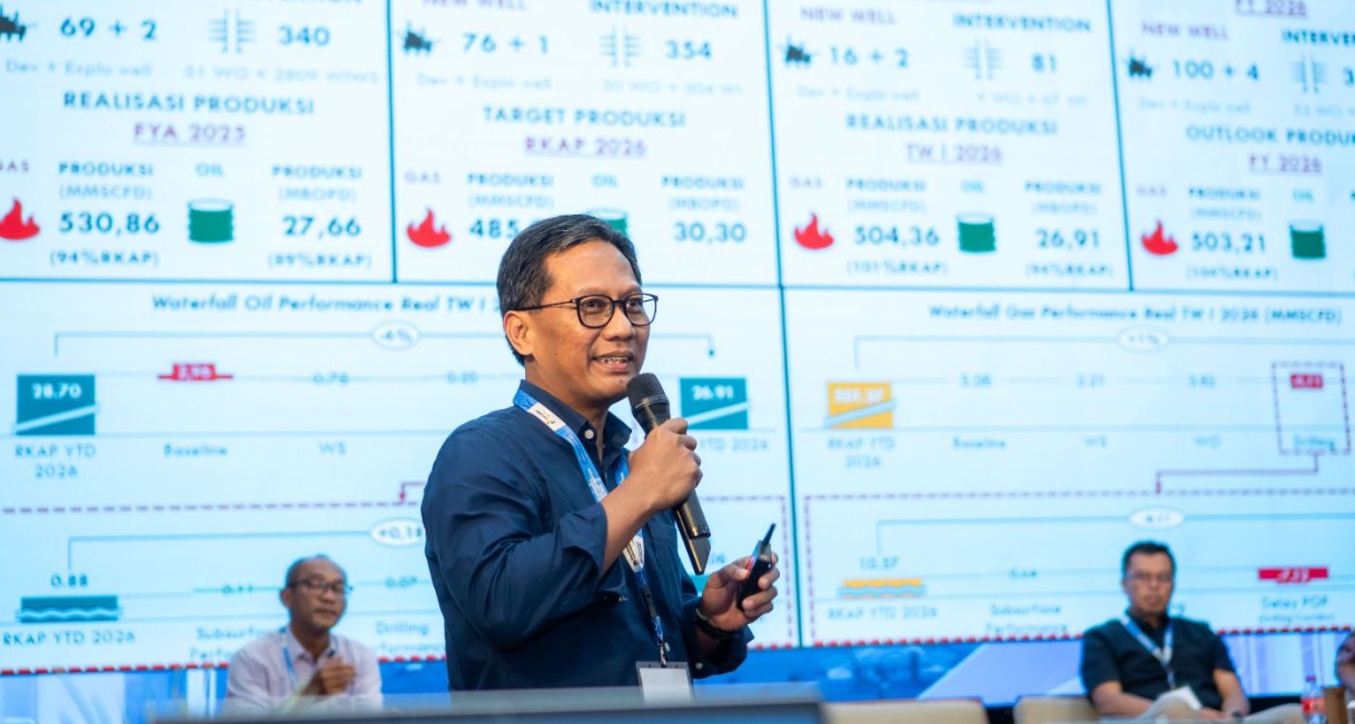 GM PEP Zona 4 Djujuwanto presentasi dengan latar belakang grafik produksi migas.