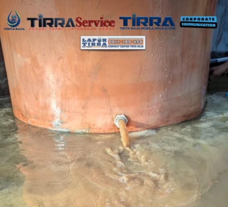 Air cokelat keruh mengalir keluar dari toren oranye saat proses pembersihan oleh layanan TIRRA Service OKU.