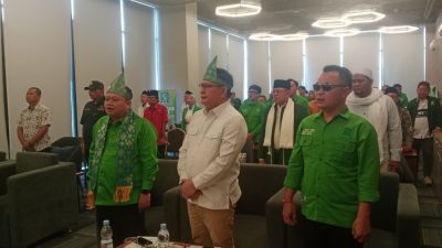 Peserta dan tamu undangan berdiri khidmat saat pembukaan Muscab PKB OKU.