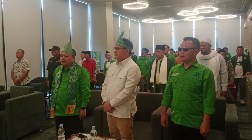Peserta dan tamu undangan berdiri khidmat saat pembukaan Muscab PKB OKU.