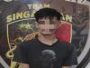 Tersangka pencurian di ATM BRI Baturaja berdiri di depan logo Tim Singajaya Polres OKU dengan wajah disensor.