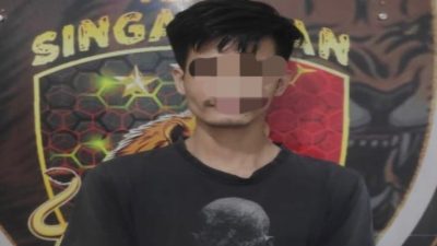 Tersangka pencurian di ATM BRI Baturaja berdiri di depan logo Tim Singajaya Polres OKU dengan wajah disensor.