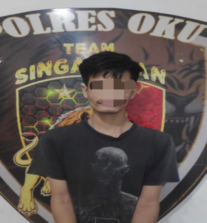 Tersangka pencurian di ATM BRI Baturaja berdiri di depan logo Tim Singajaya Polres OKU dengan wajah disensor.