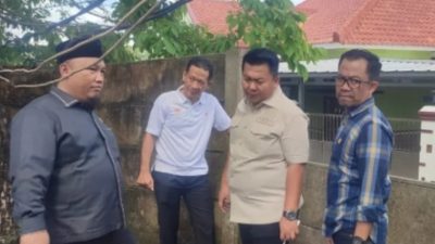 Empat anggota Pansus III DPRD Kabupaten OKU sedang berdiskusi di dekat tembok saat melakukan evaluasi lapangan.