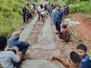 Gotong royong warga dan Anggota DPRD Manggarai Barat Servatius Lestinus Gahang memperbaiki jalan rusak di Lembor.