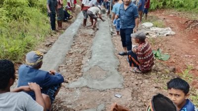 Gotong royong warga dan Anggota DPRD Manggarai Barat Servatius Lestinus Gahang memperbaiki jalan rusak di Lembor.