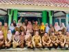Foto bersama puluhan dewan guru berseragam dinas di depan gedung SMP NEGERI 19 OGAN KOMERING ULU.