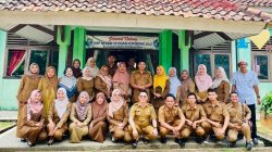 Foto bersama puluhan dewan guru berseragam dinas di depan gedung SMP NEGERI 19 OGAN KOMERING ULU.