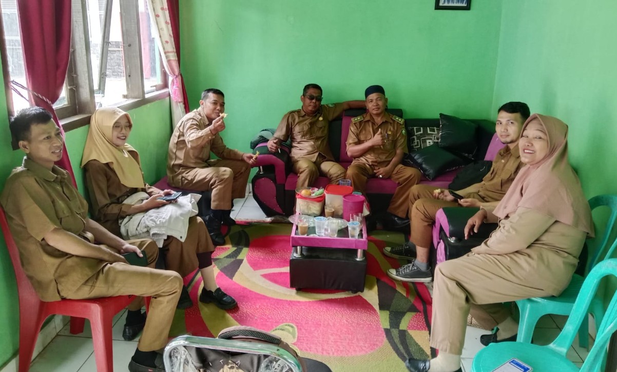 Guru-guru bersantai dan berbincang akrab di dalam ruangan pada acara Halal Bihalal SMPN 19 OKU dan SMPN 46 OKU.