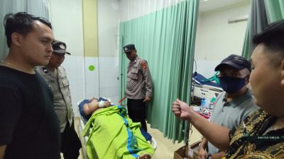 Anggota Polsek Baturaja Timur dan tim medis memeriksa kondisi korban anak tenggelam di RS dr. Noesmir.