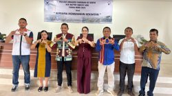 Bupati SBD Ratu Wula dan pengurus KSP Kopdit Swasti Sari berfoto usai pembukaan Pra-RAT.