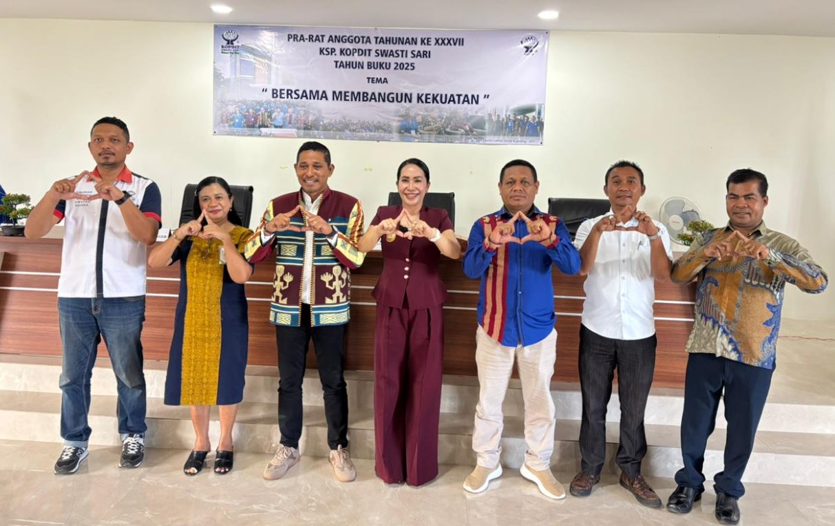 Bupati SBD Ratu Wula dan pengurus KSP Kopdit Swasti Sari berfoto usai pembukaan Pra-RAT.

