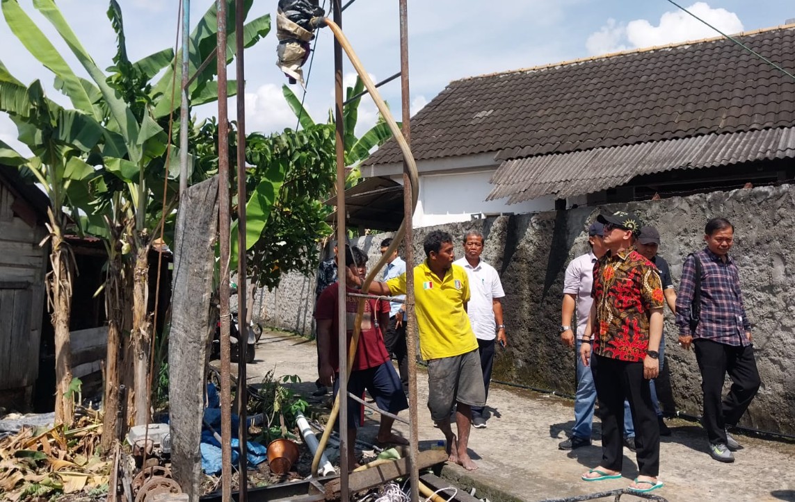 Bupati OKU Teddy Meilwansyah bersama warga meninjau instalasi pipa sumur bor di Desa Air Paoh.

