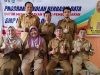 Sekelompok orang berseragam dinas guru memberikan acungan jempol dengan spanduk "Program Sekolah Berbasis Data SMP Negeri 46 OKU" di latar belakang.