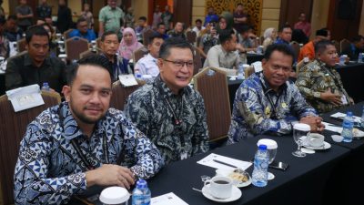 Wakil Bupati OKU Marjito Bachri mengenakan batik biru dalam forum diskusi Bimtek ASWAKADA bersama para wakil kepala daerah lainnya.