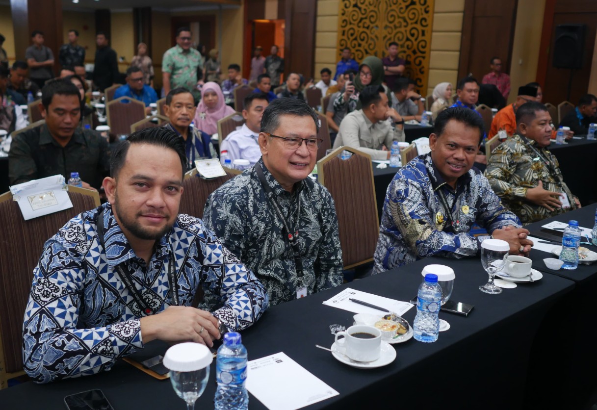 Wakil Bupati OKU Marjito Bachri mengenakan batik biru dalam forum diskusi Bimtek ASWAKADA bersama para wakil kepala daerah lainnya.