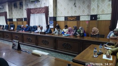 Suasana rapat dengar pendapat DPRD OKU bersama perwakilan pedagang Pasar Atas Baturaja membahas sengketa denda kios yang mencekik.