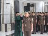 Muhammad Riska mengambil sumpah jabatan di bawah kitab suci Al-Qur'an sebagai Kasi Intelijen Kejari OKU disaksikan jajaran pegawai kejaksaan.