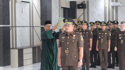 Muhammad Riska mengambil sumpah jabatan di bawah kitab suci Al-Qur'an sebagai Kasi Intelijen Kejari OKU disaksikan jajaran pegawai kejaksaan.