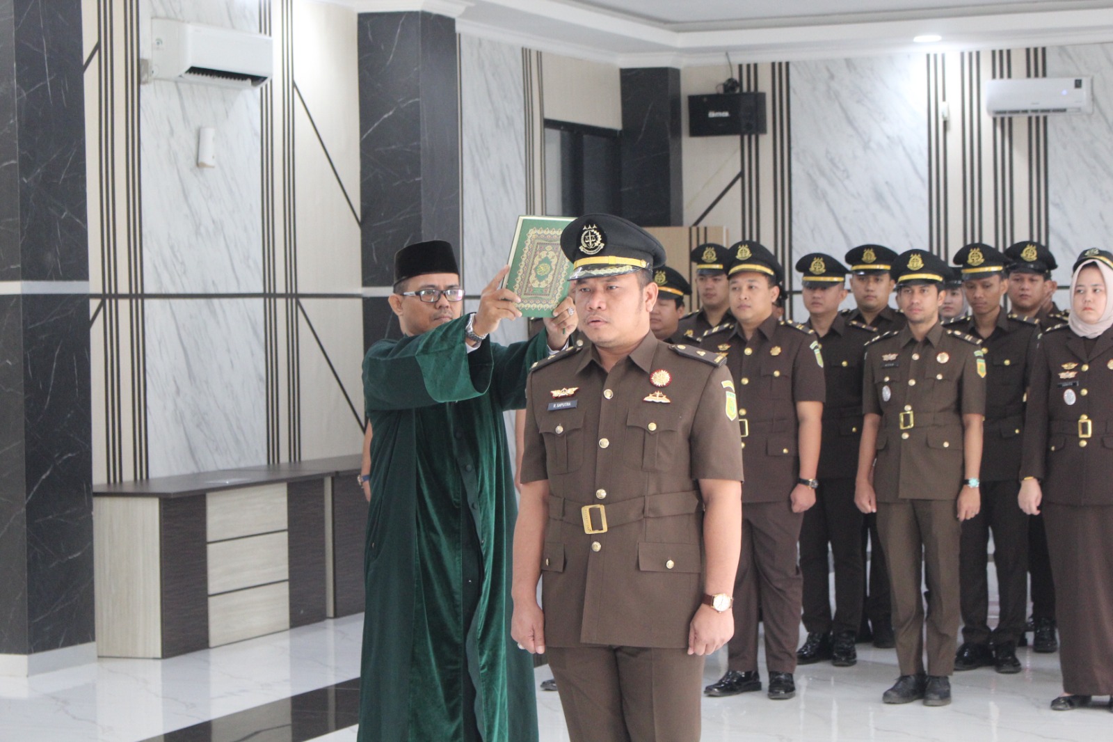 Muhammad Riska mengambil sumpah jabatan di bawah kitab suci Al-Qur'an sebagai Kasi Intelijen Kejari OKU disaksikan jajaran pegawai kejaksaan.