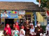 Sekelompok guru dan siswa SD Negeri 183 OKU berpose ceria di depan gedung sekolah yang dihiasi spanduk PPDB dan bendera Merah Putih.