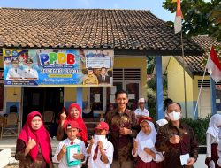 Sekelompok guru dan siswa SD Negeri 183 OKU berpose ceria di depan gedung sekolah yang dihiasi spanduk PPDB dan bendera Merah Putih.