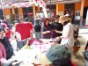 Warga Lembang sedang memilih pakaian murah di meja bazaar Yayasan Pintu Iman Bangsa-Bangsa.