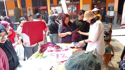 Warga Lembang sedang memilih pakaian murah di meja bazaar Yayasan Pintu Iman Bangsa-Bangsa.